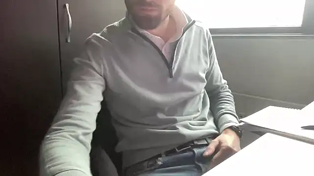 Snapshot of bullyboyy chatting on 12/23/25, 10:13 bullyboyy online show from 12/23/25, 10:13