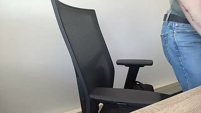 Snapshot of bullyboyy chatting on 04/30/26, 01:17 bullyboyy online show from 04/30/26, 01:17