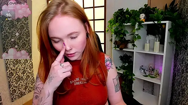 Snapshot of Maya_Light chatting on 02/24/25, 05:00 Maya Light online show from 02/24/25, 05:00