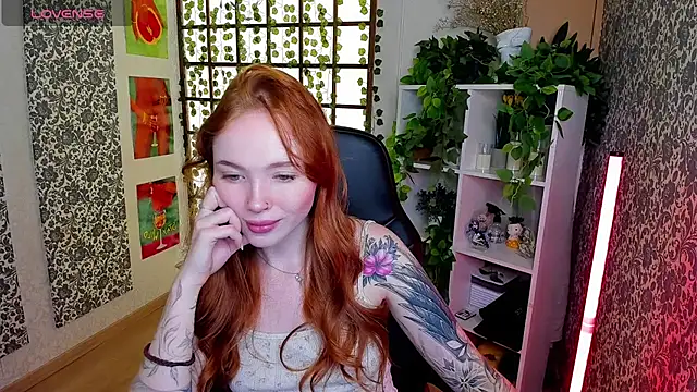 Snapshot of Maya_Light chatting on 09/24/25, 02:04 Maya Light online show from 09/24/25, 02:04