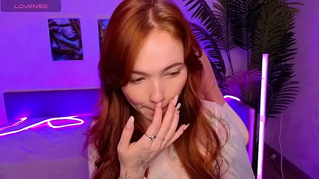 Snapshot of Maya_Light chatting on 10/19/25, 02:12 Maya Light online show from 10/19/25, 02:12