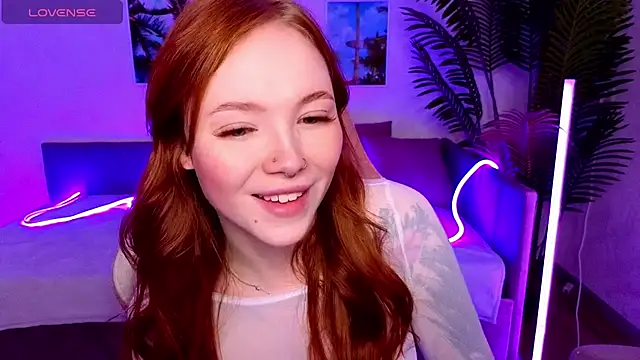 Snapshot of Maya_Light chatting on 10/22/25, 01:39 Maya Light online show from 10/22/25, 01:39