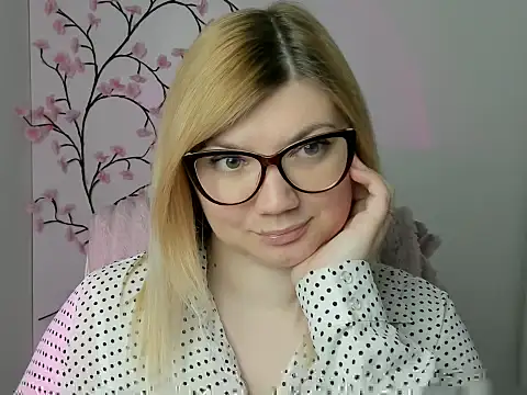 Snapshot of Lola_moree chatting on 04/23/26, 11:42 Lola moree online show from 04/23/26, 11:42