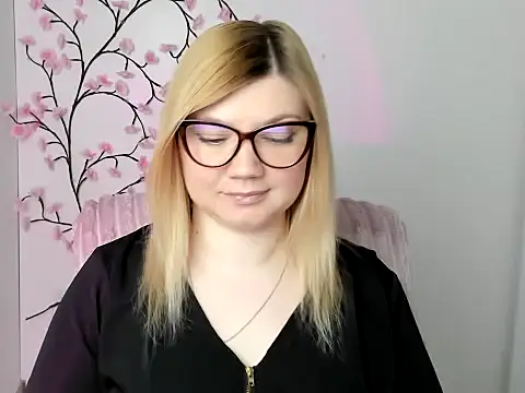 Snapshot of Lola_moree chatting on 04/24/26, 11:34 Lola moree online show from 04/24/26, 11:34