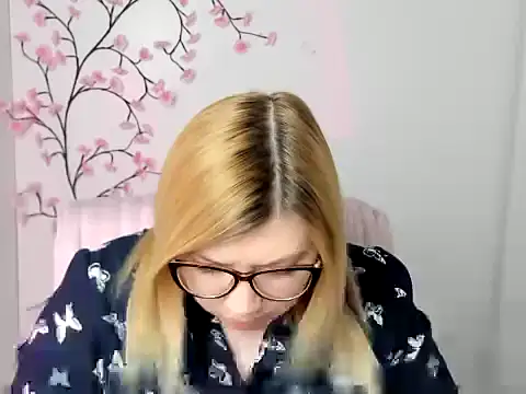 Snapshot of Lola_moree chatting on 04/28/26, 11:37 Lola moree online show from 04/28/26, 11:37