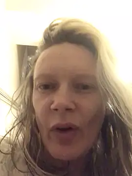 Snapshot of blondey206 chatting on 03/10/25, 01:23 blondey206 online show from 03/10/25, 01:23