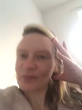 Snapshot of blondey206 chatting on 03/10/25, 05:18 blondey206 online show from 03/10/25, 05:18