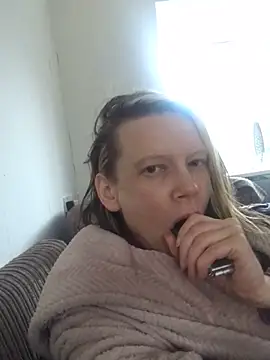 Snapshot of blondey206 chatting on 03/11/25, 06:43 blondey206 online show from 03/11/25, 06:43