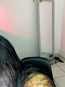 Snapshot of meli_ortiz_ chatting on 09/18/25, 06:32 meli ortiz  online show from 09/18/25, 06:32