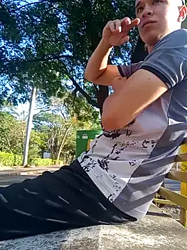 Snapshot of arevalo1124 chatting on 09/15/25, 09:37 arevalo1124 online show from 09/15/25, 09:37