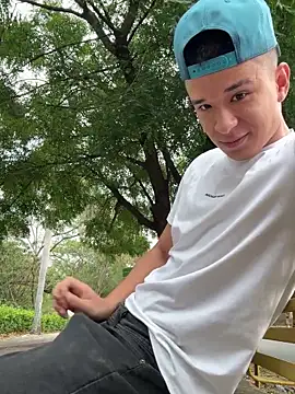 Snapshot of arevalo1124 chatting on 10/11/25, 09:35 arevalo1124 online show from 10/11/25, 09:35