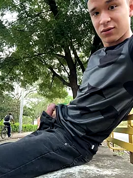 Snapshot of arevalo1124 chatting on 10/16/25, 09:49 arevalo1124 online show from 10/16/25, 09:49