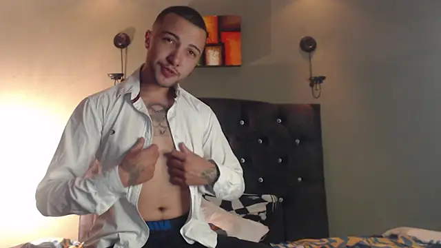 Snapshot of FemToMale chatting on 01/29/25, 04:05 FemToMale online show from 01/29/25, 04:05