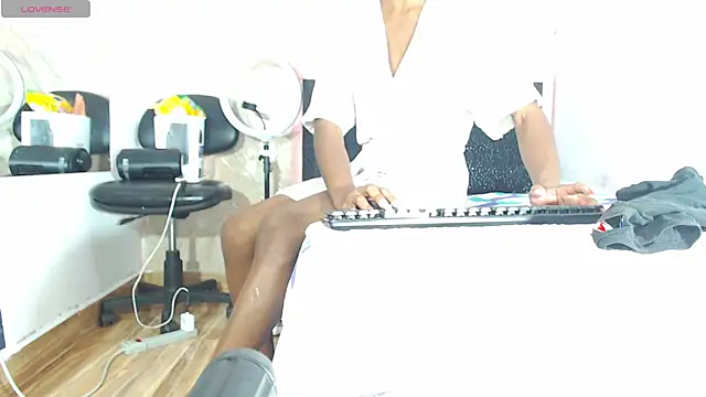 Snapshot of k_stormi_ chatting on 12/20/25, 01:02 k stormi online show from 12/20/25, 01:02