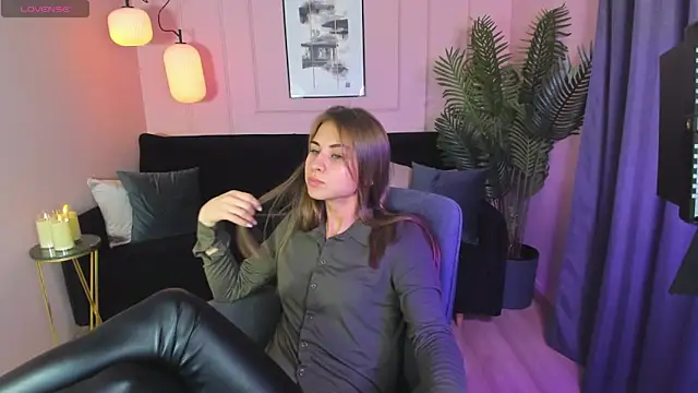 Snapshot of CharmBianca chatting on 02/13/25, 12:00 CharmBianca online show from 02/13/25, 12:00