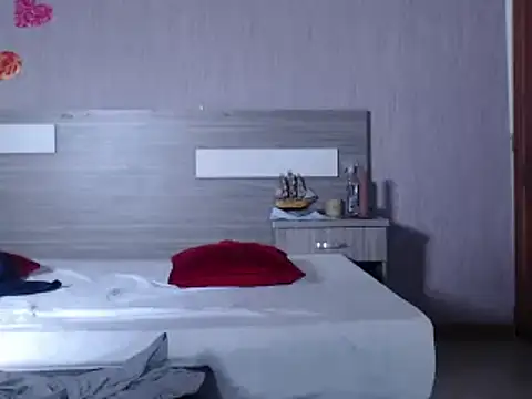 Liiamthompson online show from 02/20/25, 08:47