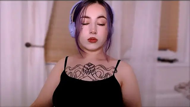 Snapshot of purplewitch chatting on 10/18/25, 03:02 purplewitch online show from 10/18/25, 03:02