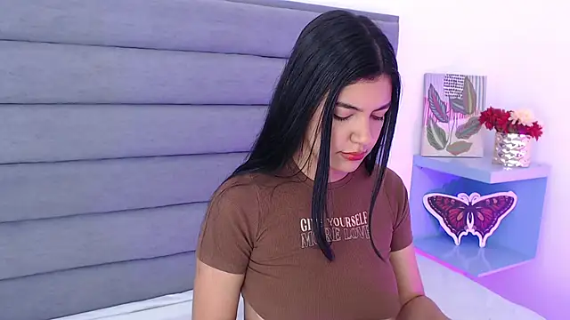 Snapshot of JenniferHost chatting on 02/27/25, 01:28 JenniferHost online show from 02/27/25, 01:28