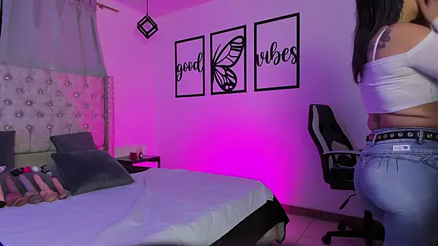 Snapshot of nicolee_millerr chatting on 04/13/26, 12:21 nicolee millerr online show from 04/13/26, 12:21