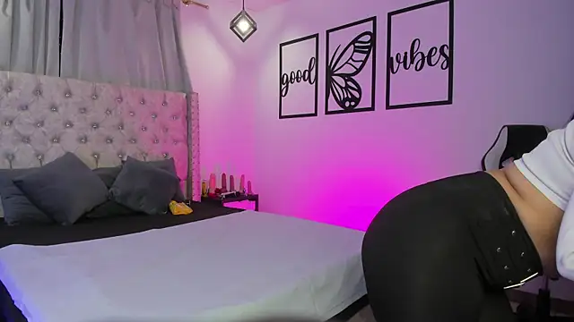 Snapshot of nicolee_millerr chatting on 04/16/26, 12:28 nicolee millerr online show from 04/16/26, 12:28