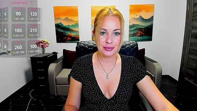 Snapshot of Mira_Whites chatting on 11/21/25, 01:10 Mira Whites online show from 11/21/25, 01:10