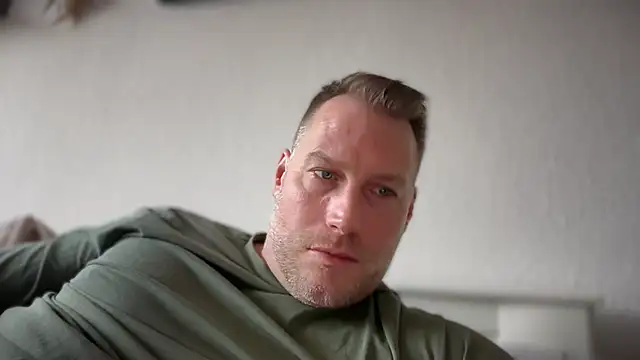 Snapshot of Christian87xxx chatting on 03/28/26, 02:27 Christian87xxx online show from 03/28/26, 02:27