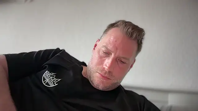 Snapshot of Christian87xxx chatting on 04/18/26, 04:33 Christian87xxx online show from 04/18/26, 04:33