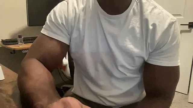 Snapshot of BodyandBBC chatting on 11/20/25, 03:39 BodyandBBC online show from 11/20/25, 03:39