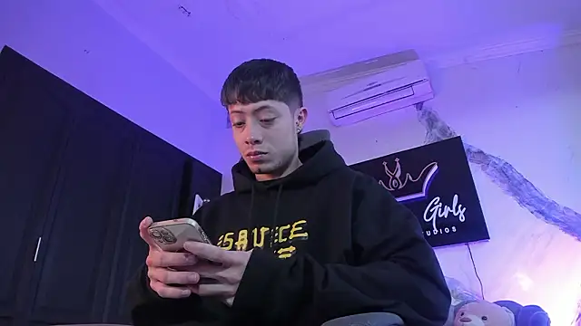 Snapshot of marcuscollins1_ chatting on 03/18/26, 12:30 marcuscollins1 online show from 03/18/26, 12:30