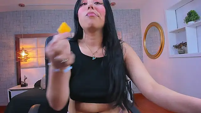 Nohemi louse online show from 04/13/26, 06:46