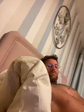 Snapshot of Jamesdeanmcqueen chatting on 02/05/25, 11:17 Jamesdeanmcqueen online show from 02/05/25, 11:17