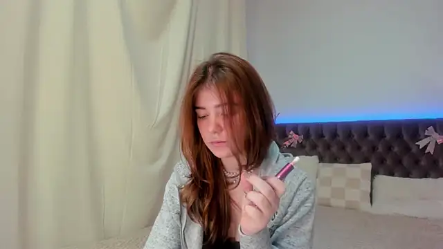 Snapshot of Ella_Mayers chatting on 03/01/25, 09:37 Ella Mayers online show from 03/01/25, 09:37