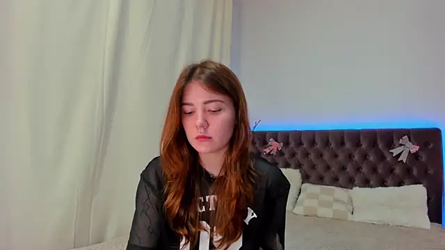 Snapshot of Ella_Mayers chatting on 03/06/25, 01:05 Ella Mayers online show from 03/06/25, 01:05