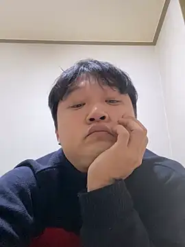 Snapshot of offwhite777 chatting on 02/15/25, 08:54 offwhite777 online show from 02/15/25, 08:54