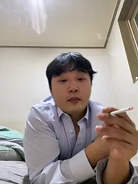 Snapshot of offwhite777 chatting on 02/17/25, 12:59 offwhite777 online show from 02/17/25, 12:59