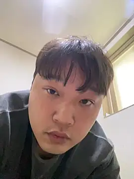 Snapshot of offwhite777 chatting on 02/21/25, 05:46 offwhite777 online show from 02/21/25, 05:46