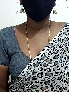 Snapshot of Tamil_Meera12 chatting on 11/24/25, 11:59 Tamil Meera12 online show from 11/24/25, 11:59