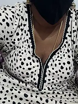 Snapshot of Tamil_Meera12 chatting on 12/15/25, 08:18 Tamil Meera12 online show from 12/15/25, 08:18