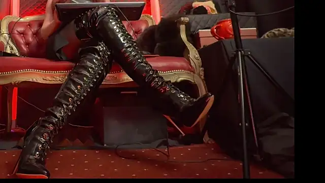 Snapshot of MistressesAliceAndRita chatting on 04/14/26, 06:25 MistressesAliceAndRita online show from 04/14/26, 06:25