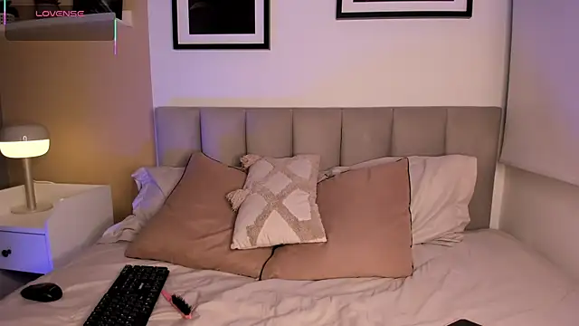 Snapshot of Gigi_Strawberry chatting on 09/09/25, 04:34 Gigi Strawberry online show from 09/09/25, 04:34