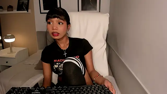 Snapshot of Gigi_Strawberry chatting on 10/16/25, 04:46 Gigi Strawberry online show from 10/16/25, 04:46