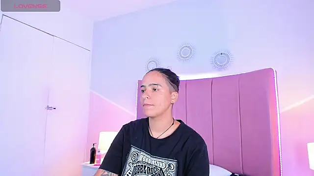 Liiam smith  online show from 10/10/25, 03:33