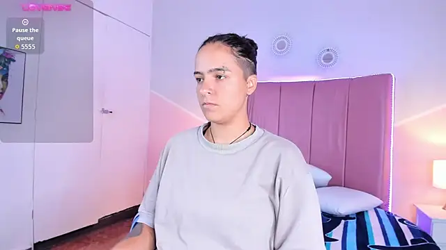 Liiam smith  online show from 10/17/25, 01:25