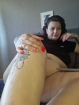 Snapshot of CannabisQueenn chatting on 06/19/26, 08:29 CannabisQueenn online show from 06/19/26, 08:29