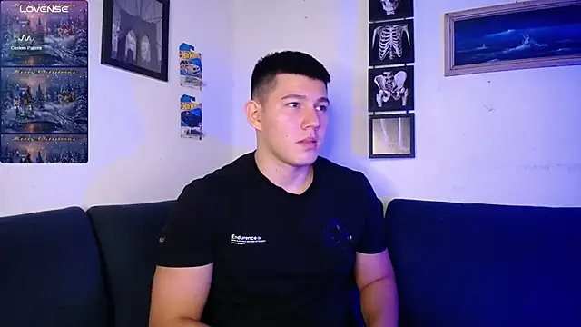 Snapshot of JamesCr_ chatting on 12/21/25, 12:18 JamesCr online show from 12/21/25, 12:18