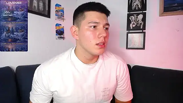 Snapshot of JamesCr_ chatting on 12/22/25, 12:07 JamesCr online show from 12/22/25, 12:07