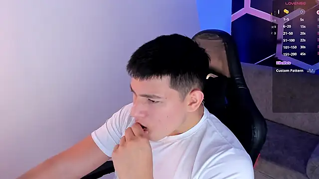 Snapshot of JamesCr_ chatting on 02/22/26, 03:29 JamesCr online show from 02/22/26, 03:29