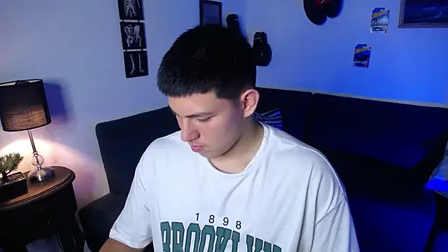 Snapshot of JamesCr_ chatting on 04/15/26, 02:07 JamesCr online show from 04/15/26, 02:07