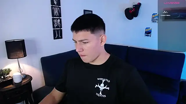 Snapshot of JamesCr_ chatting on 04/21/26, 01:06 JamesCr online show from 04/21/26, 01:06