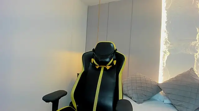 tiffanny doll  online show from 04/07/26, 06:30